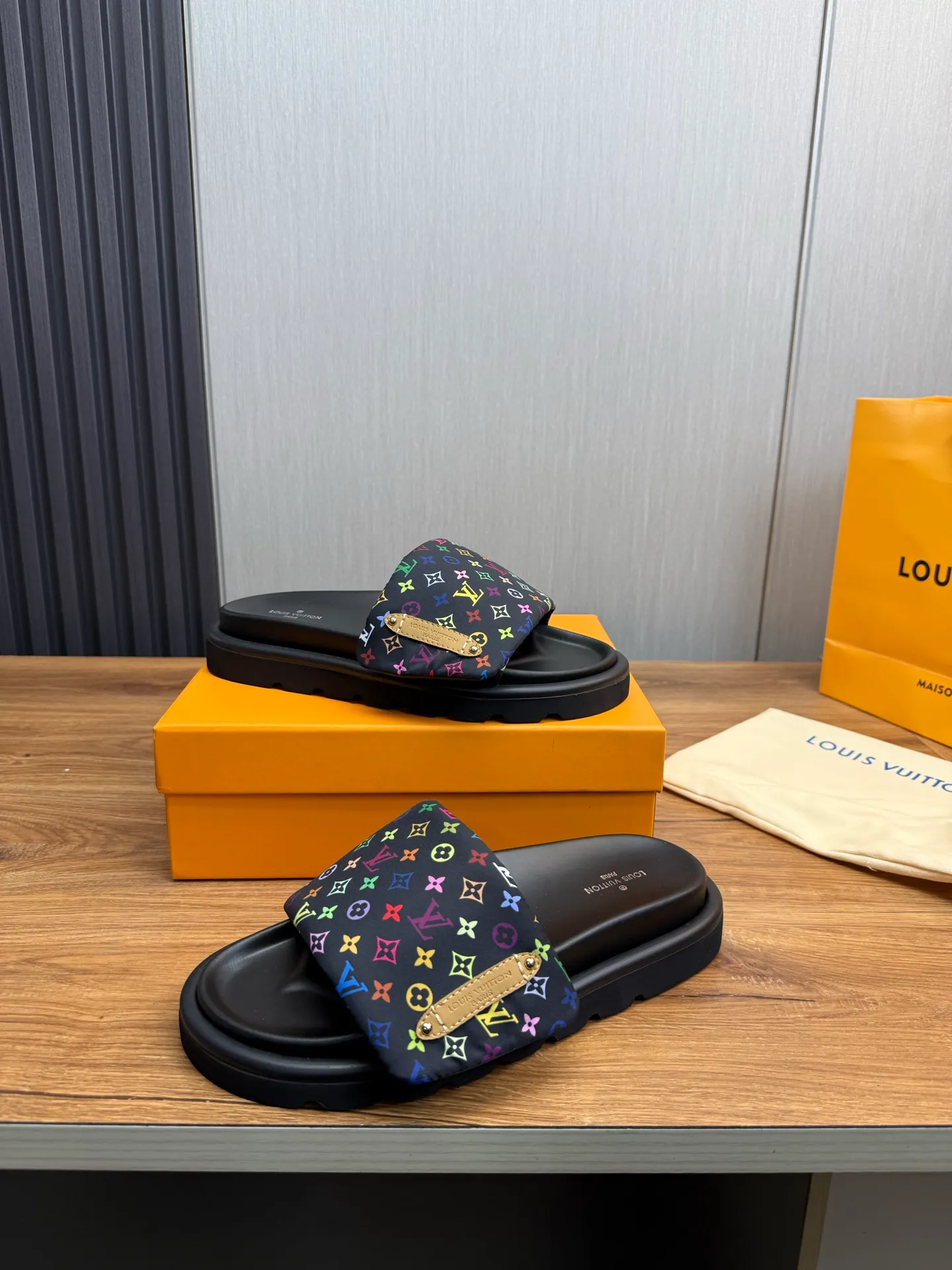 Men's shoes 💰360💰 Lv. hot selling men's slippers 🔥 🩴Official website one to one production 38-45 sizes 45 46 🉑️Customized!
